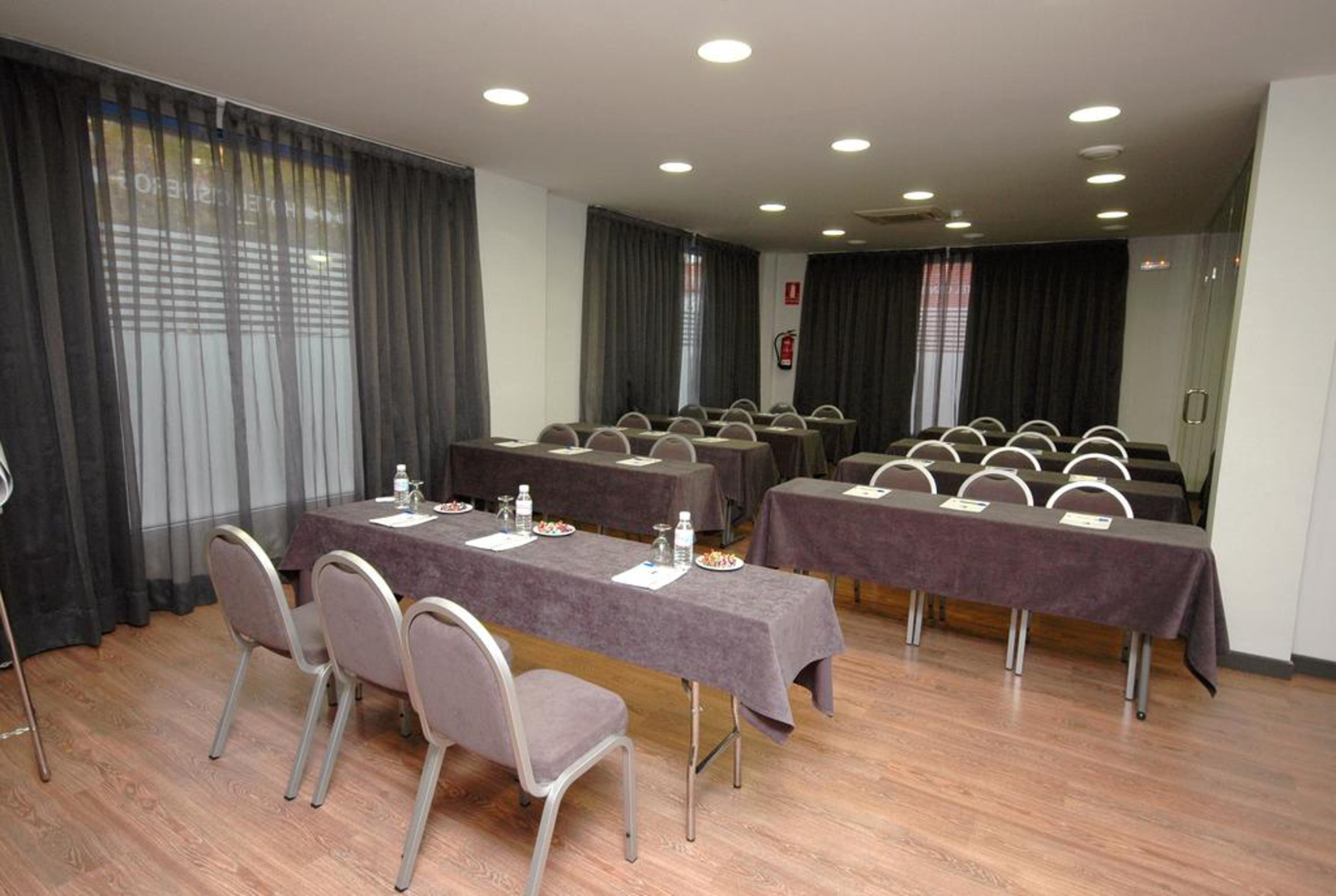 Hotel Cisneros 알칼라데에나레스 외부 사진